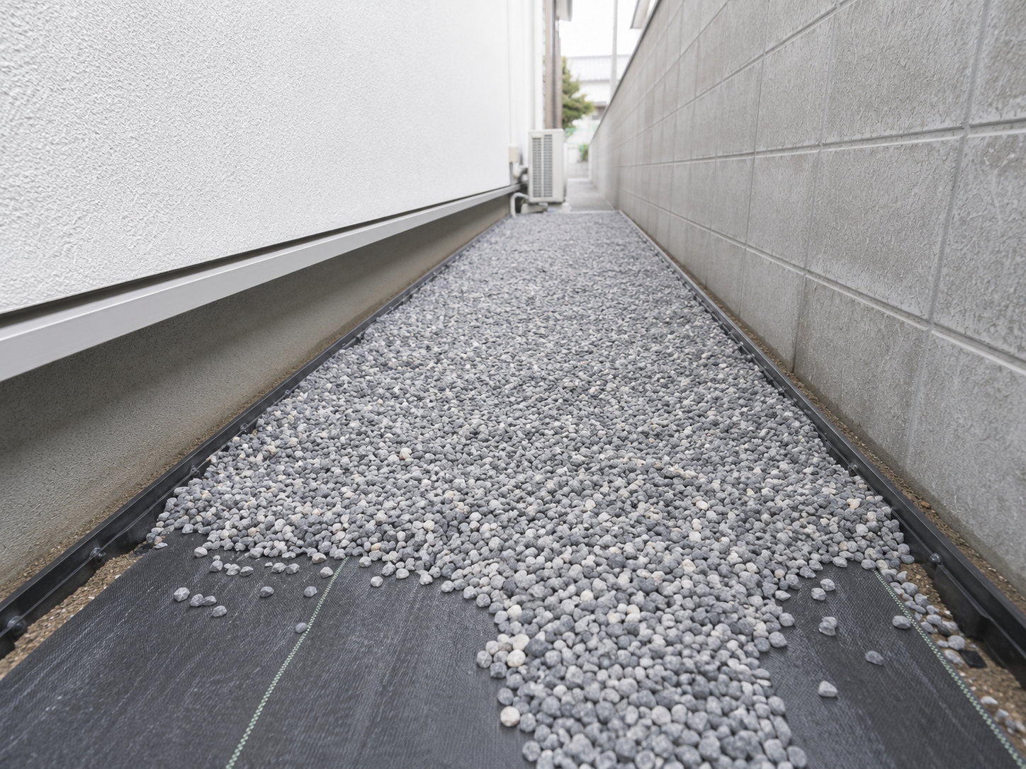 防草シートの上に砂利を敷いた家まわりの通路のイメージ画像